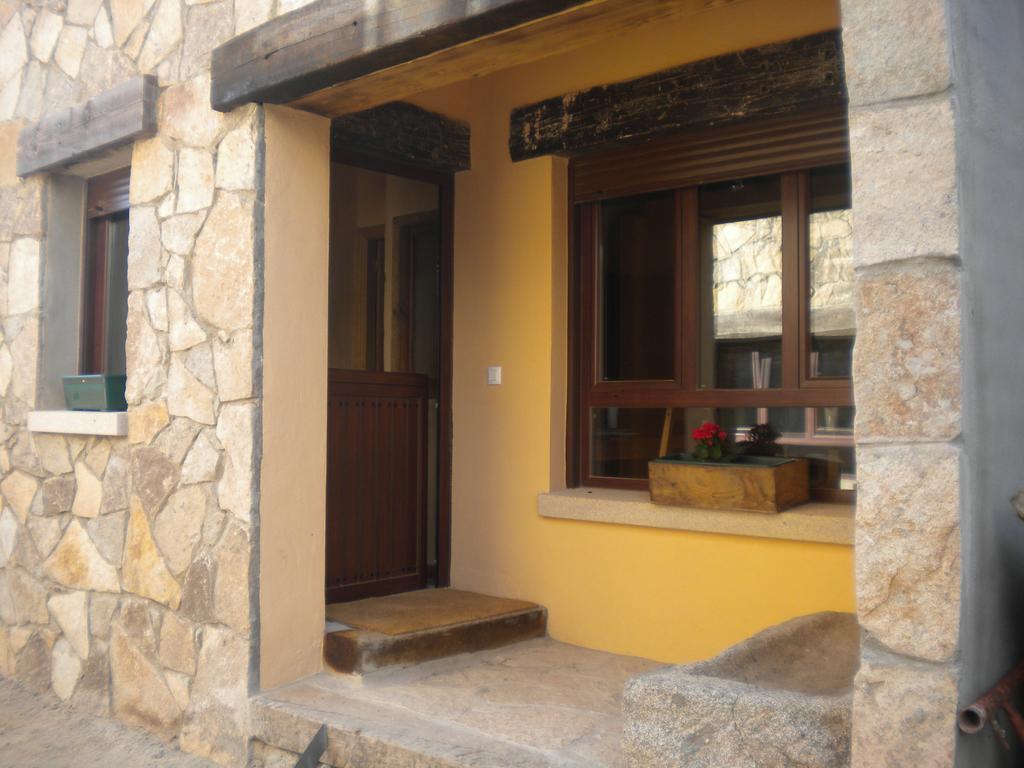 Hostal Rural Las Cuatro Calles San Martin del Pimpollar Exterior photo