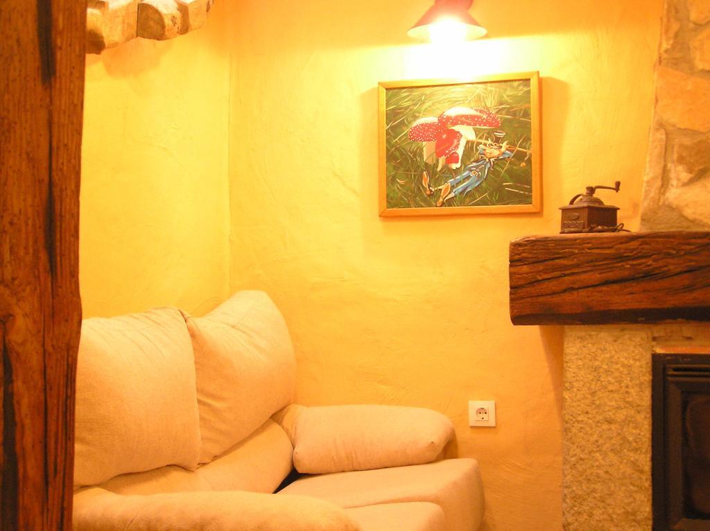 Hostal Rural Las Cuatro Calles San Martin del Pimpollar Exterior photo